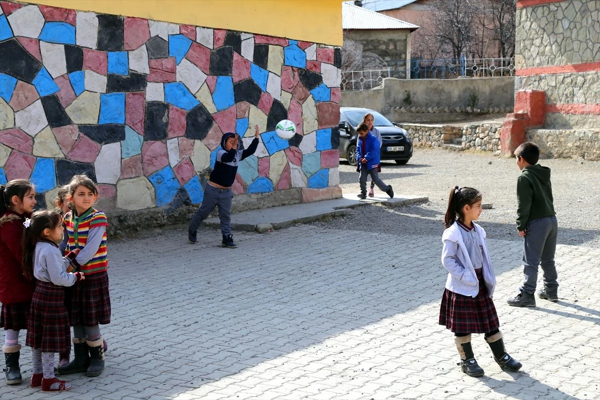 Beden eğitimi öğretmeni, eski öğrencilerini spor malzemeleriyle sevindirdi