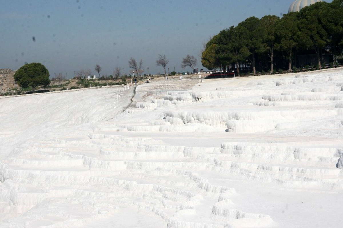 \'Beyaz cennet\' Pamukkale\'ye gelen turist sayısı yüzde 30-35 seviyelerinde azaldı