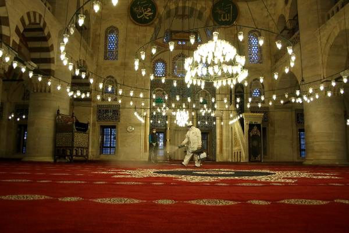 Beyoğlu\'nda camiler koronavirüse karşı dezenfekte edildi