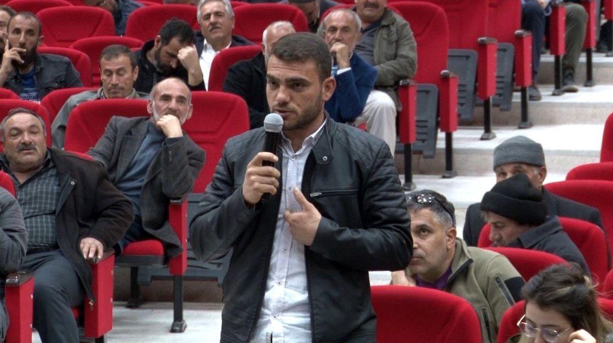 Çiftçi toplantısında genç çiftçiden, valiye serzeniş