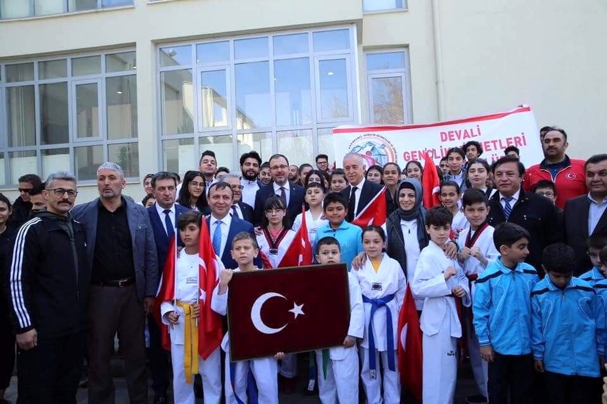 Gençlik ve Spor Bakanı Kasapoğlu\'na Develili gençlerden anlamlı hediye