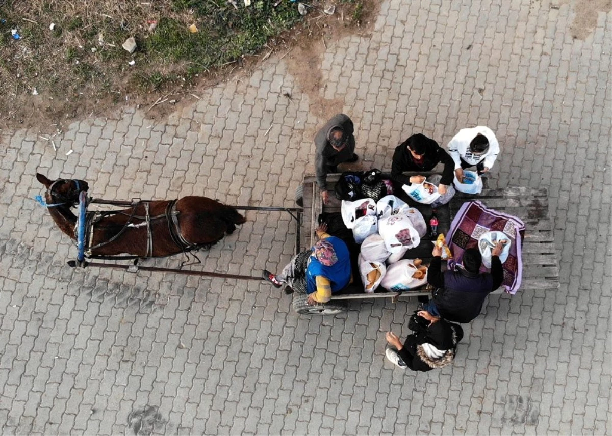 Göçmenlerin at arabasıyla alışveriş yolculuğu