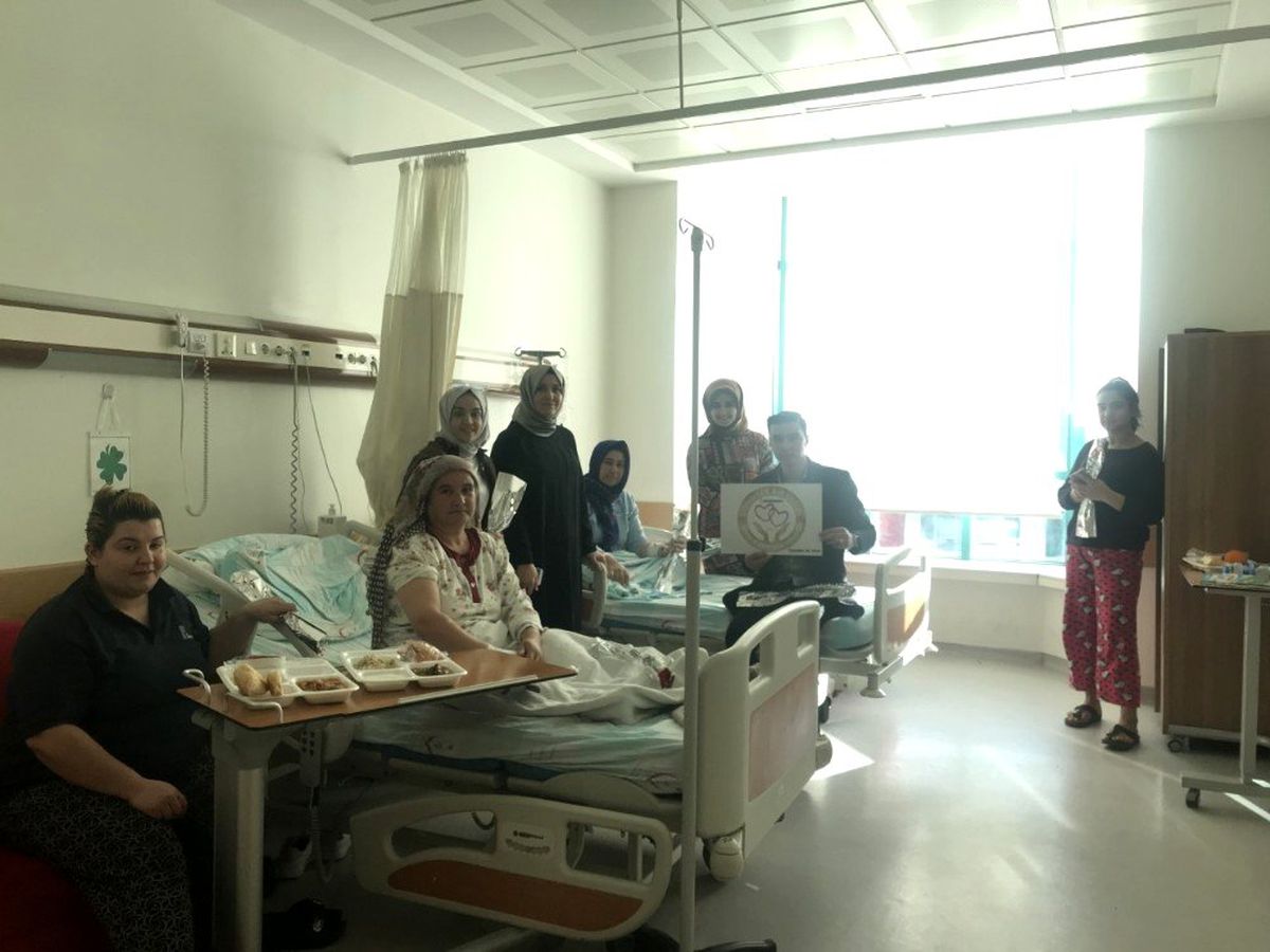 Gönüllüler hastaları ziyaret ederek moral verdiler