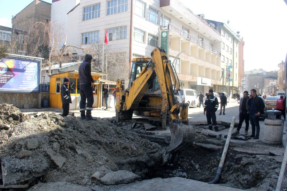 Hakkari\'de bozulan yollar onarılıyor