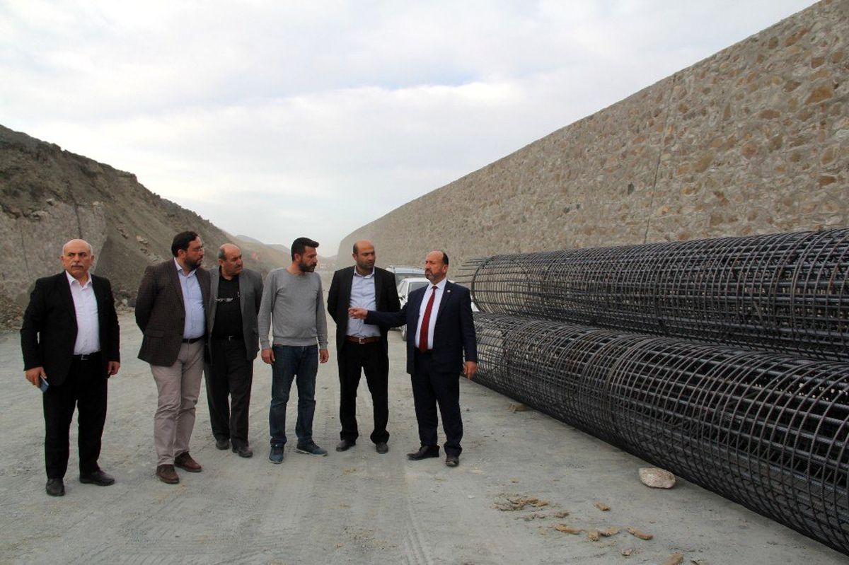 Heyelan nedeniyle kapanan yolda hummalı çalışma