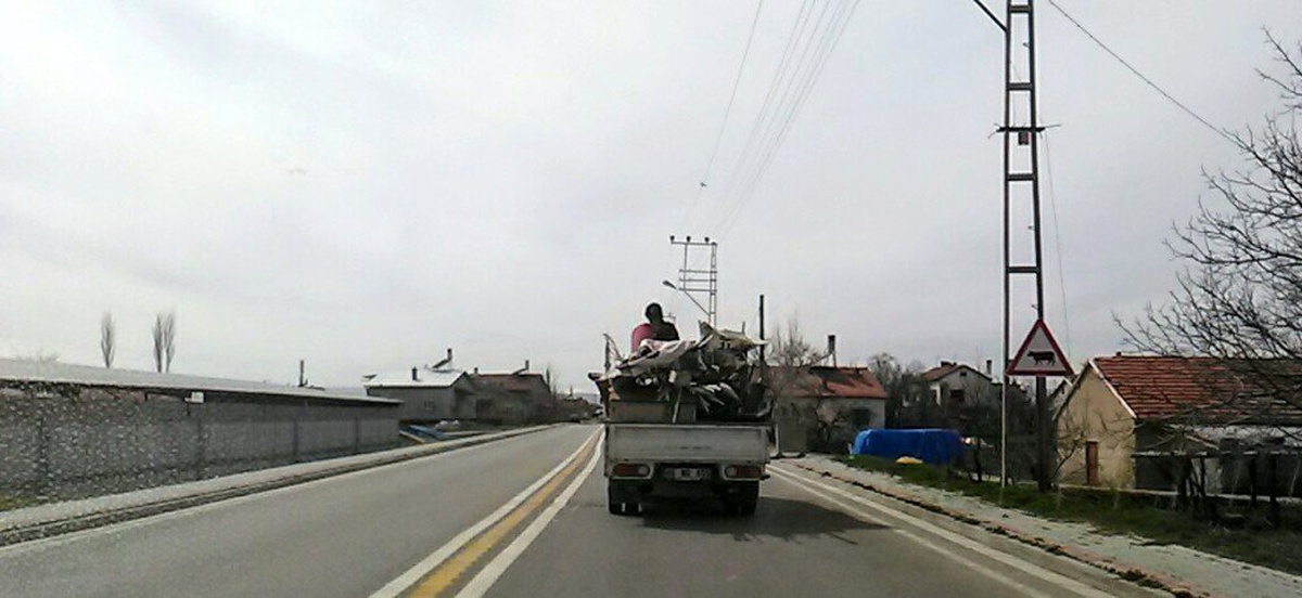 Kamyon kasasındaki tehlikeli yolculuk kamerada