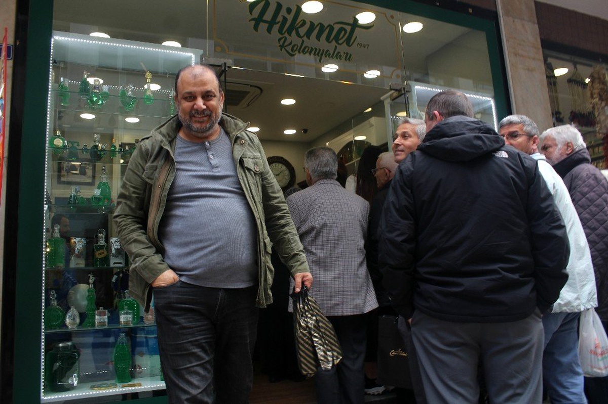 Kocaeli\'de koronavirüsten korunmak isteyenler kolonyacılara akın etti