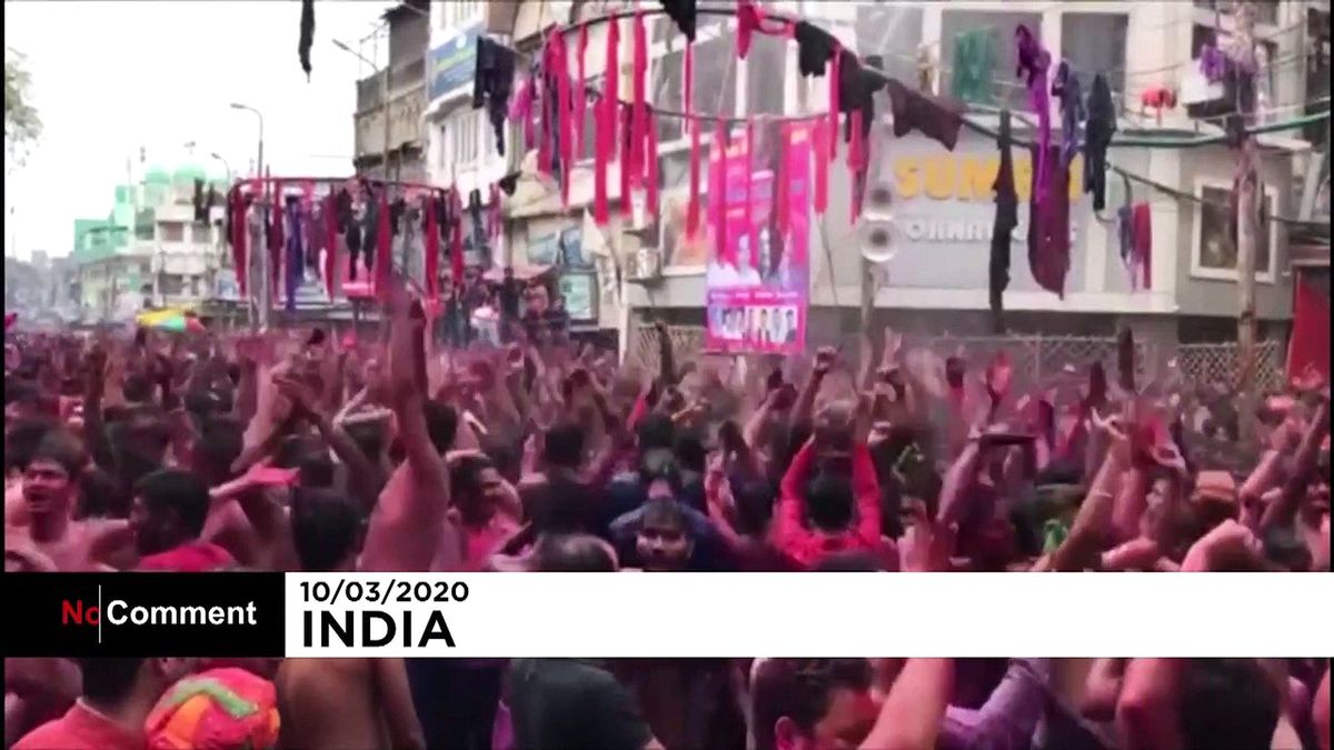 Koronavirüse aldırmayanlar rengarenk Holi Festivali\'nde doyasıya eğlendi