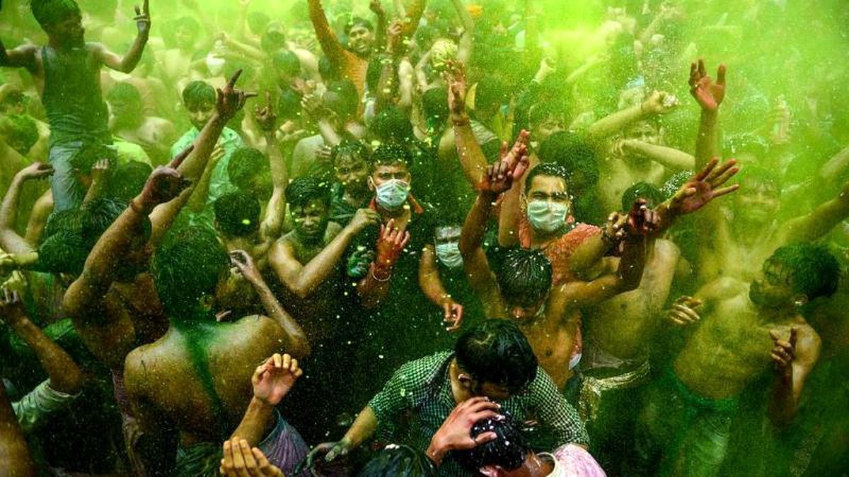 Koronavirüse aldırmayanlar rengarenk Holi Festivali\'nde doyasıya eğlendi