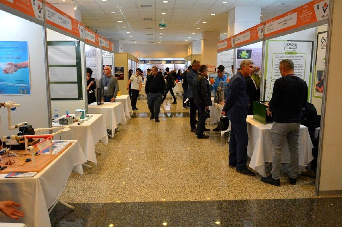 Lise öğrencileri araştırma projelerini sergiliyor