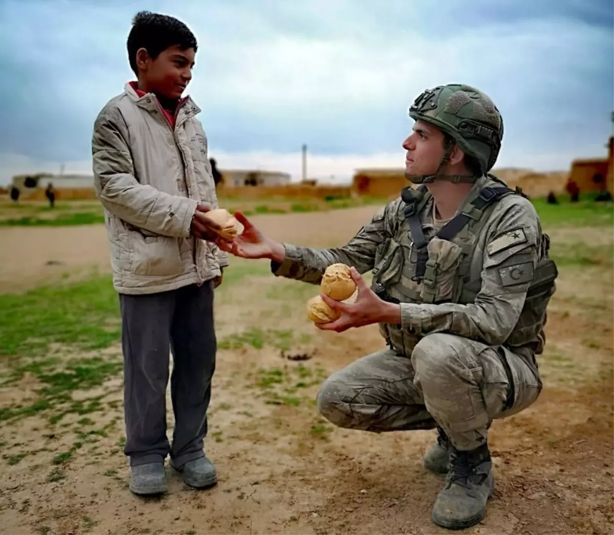 Mehmetçik ekmeğini Suriyelilerle paylaşıyor