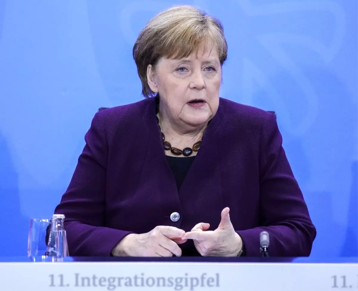 Merkel: "Almanya\'nın yüzde 70\'i enfekte olabilir"