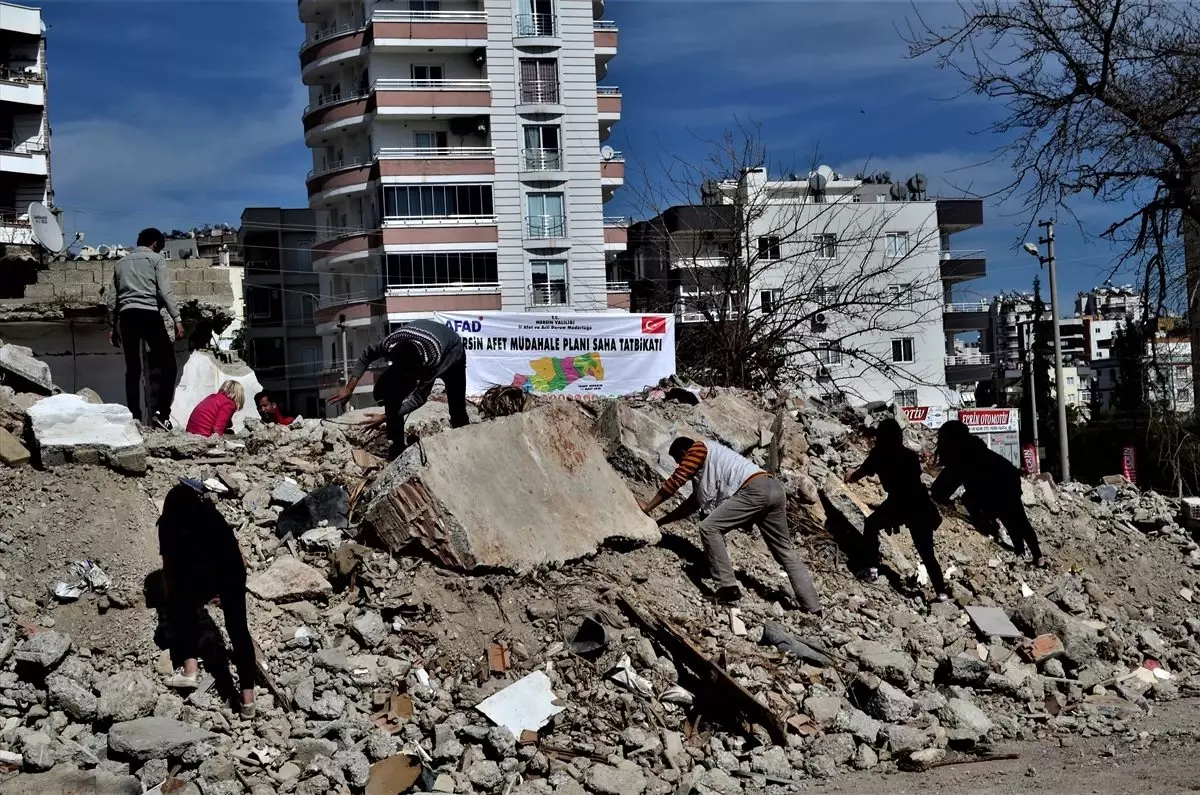 Mersin\'deki deprem tatbikatı gerçeğini aratmadı