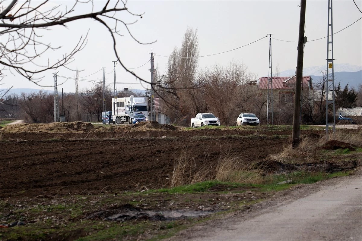 "Mobil giyim mağazası" kadın astsubayların gözetiminde depremzedelere ulaşıyor