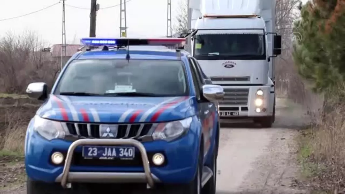 "Mobil giyim mağazası" kadın astsubayların gözetiminde depremzedelere ulaşıyor