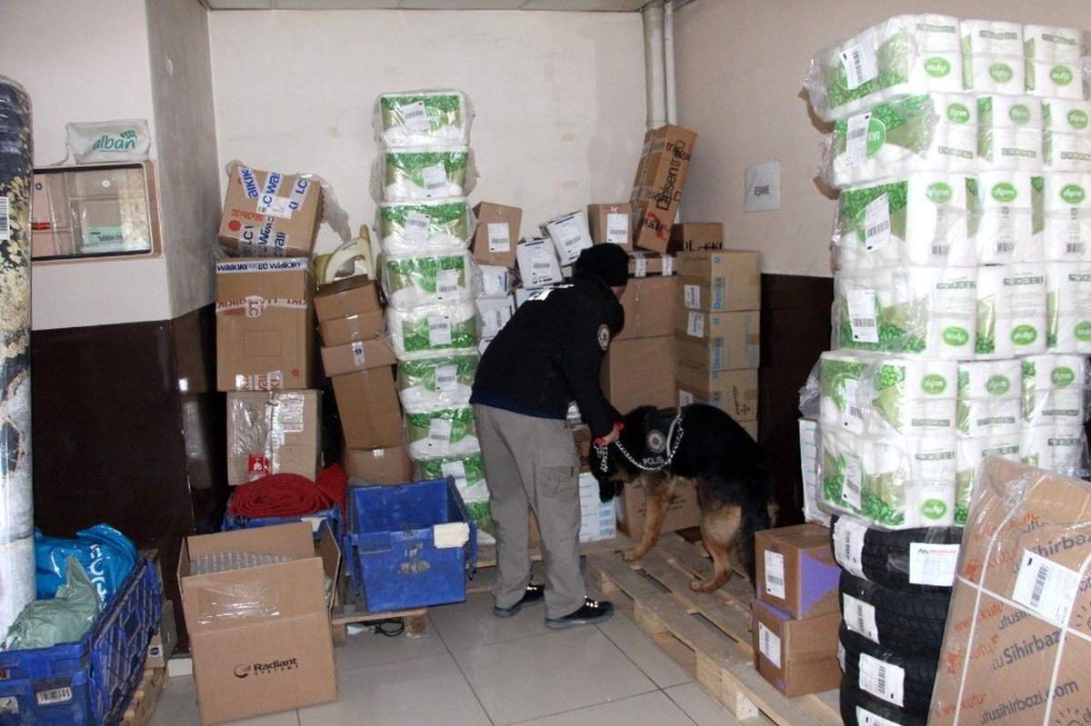 Narkotik köpeği, kargo firmalarında uyuşturucu aradı