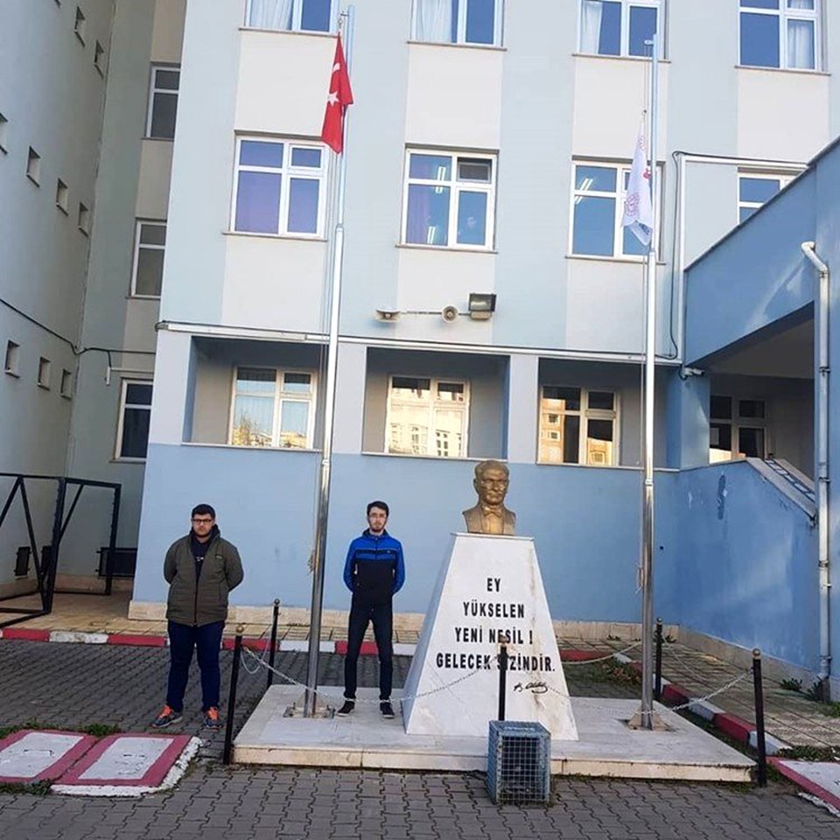 Nazillili öğrencilerden \'Bayrağa ve Şehide Saygı\' nöbeti