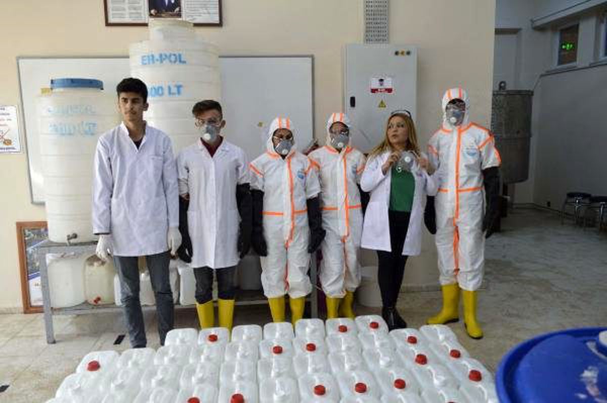 Öğrenciler koronavirüse karşı dezenfektan üretti