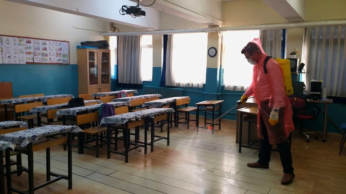 Okul müdüründen korona virüse karşı tedbir