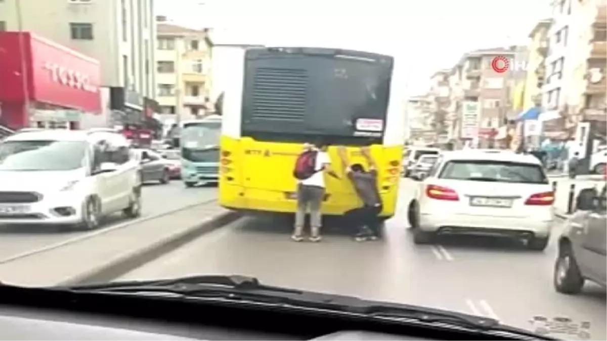 Otobüsün arkasına takılan patenli gençlerin tehlikeli yolculuğu kamerada