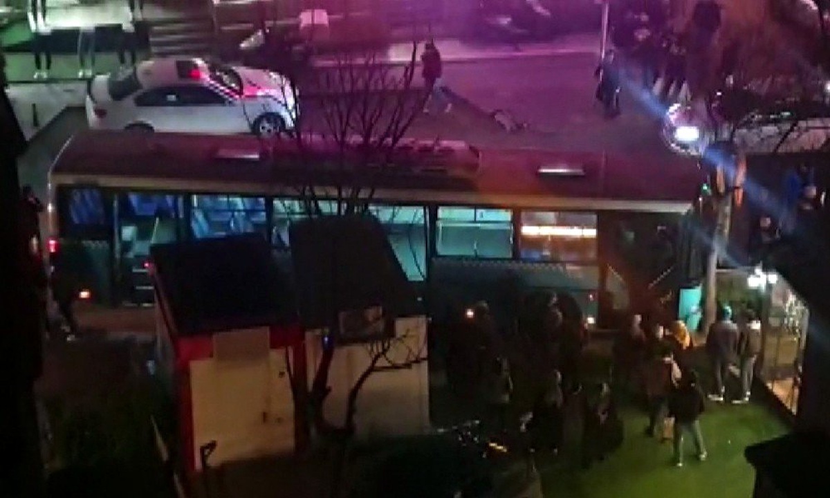 (Özel) Freni boşalıp kaldırıma çıkan otobüs az kalsın kafeye dalacaktı