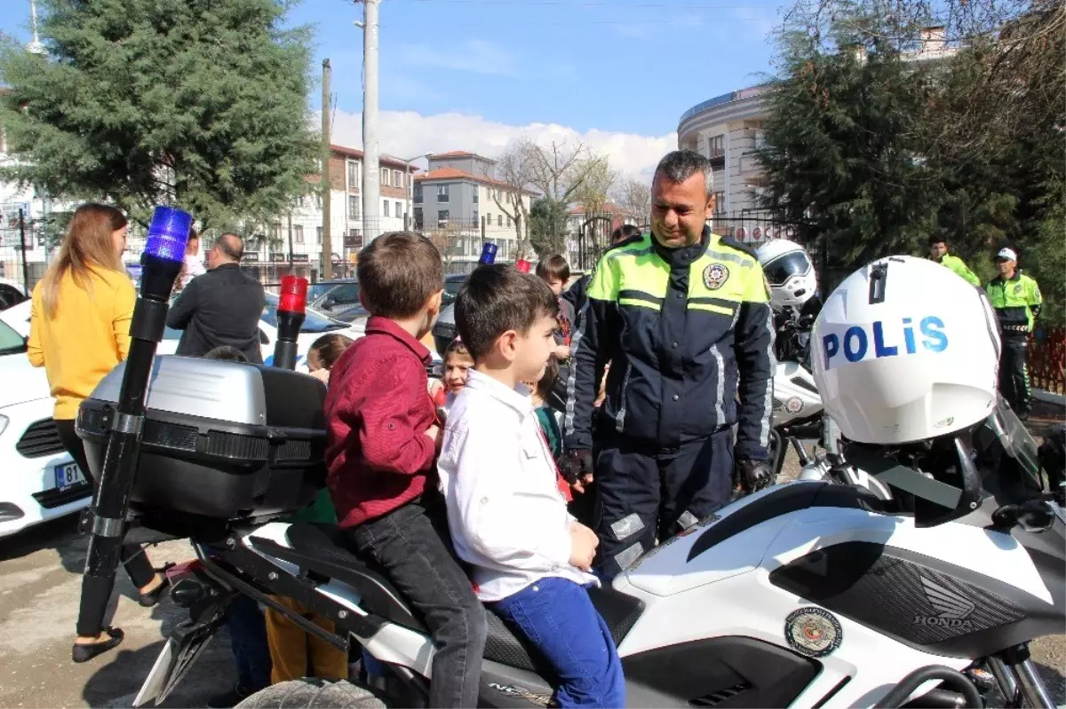 Polis abi ve ablalarına özendiler