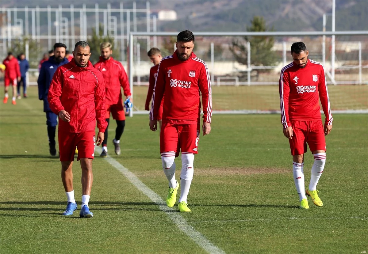 Sivasspor\'da futbolculara "koronavirüs" nedeniyle yurt dışı yasağı