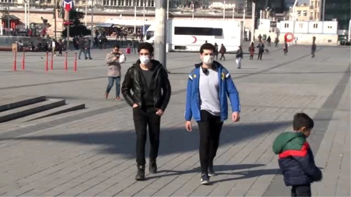 Taksim\'de vatandaşların koronavirüs önlemi