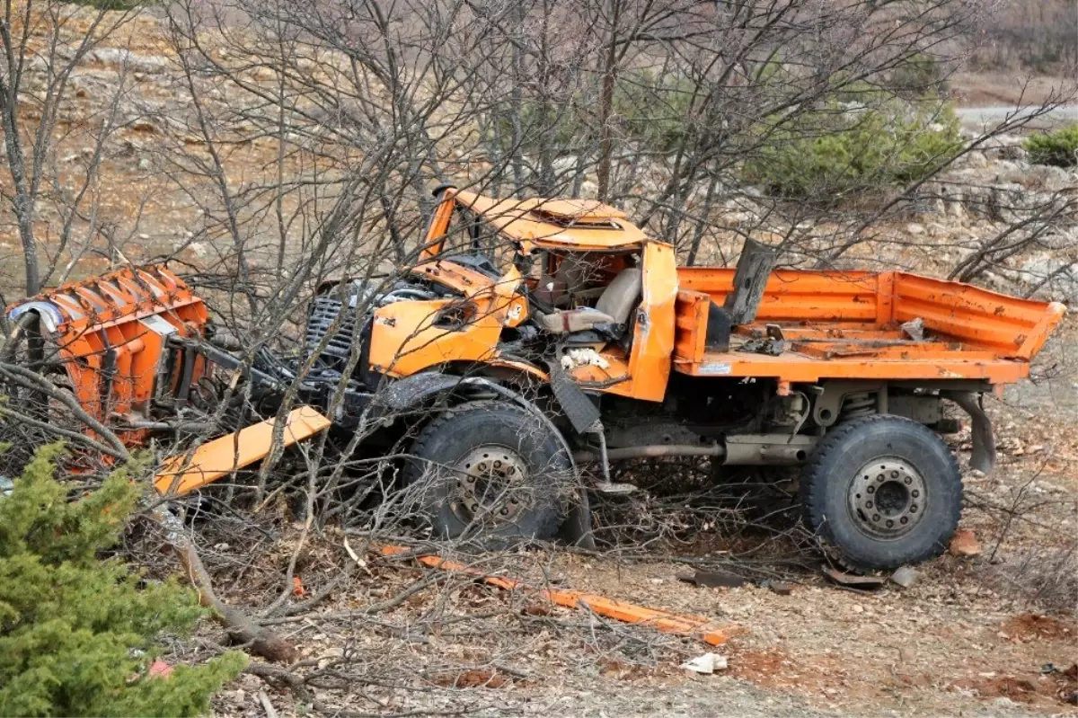 Tunceli\'de iş makinesi şarampole yuvarlandı: 1 ölü, 1 yaralı