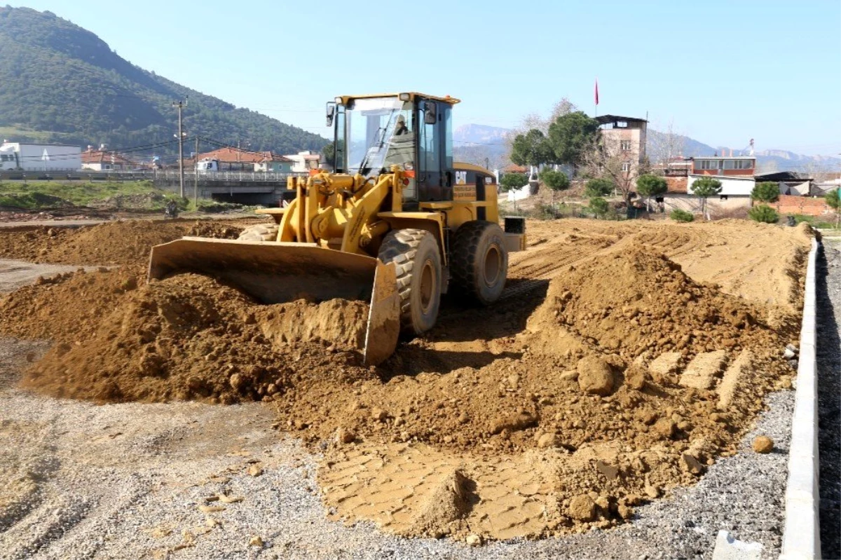 Turgutlu Belediyesinden iki mahalleye çim saha