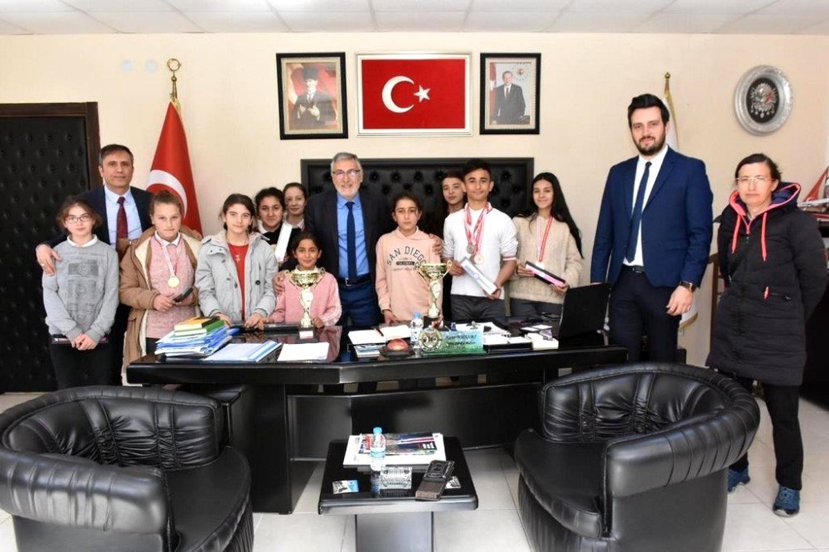 Türkiye finallerine katılacak olan İnönülü öğrencilerden Başkan Bozkurt\'a ziyaret