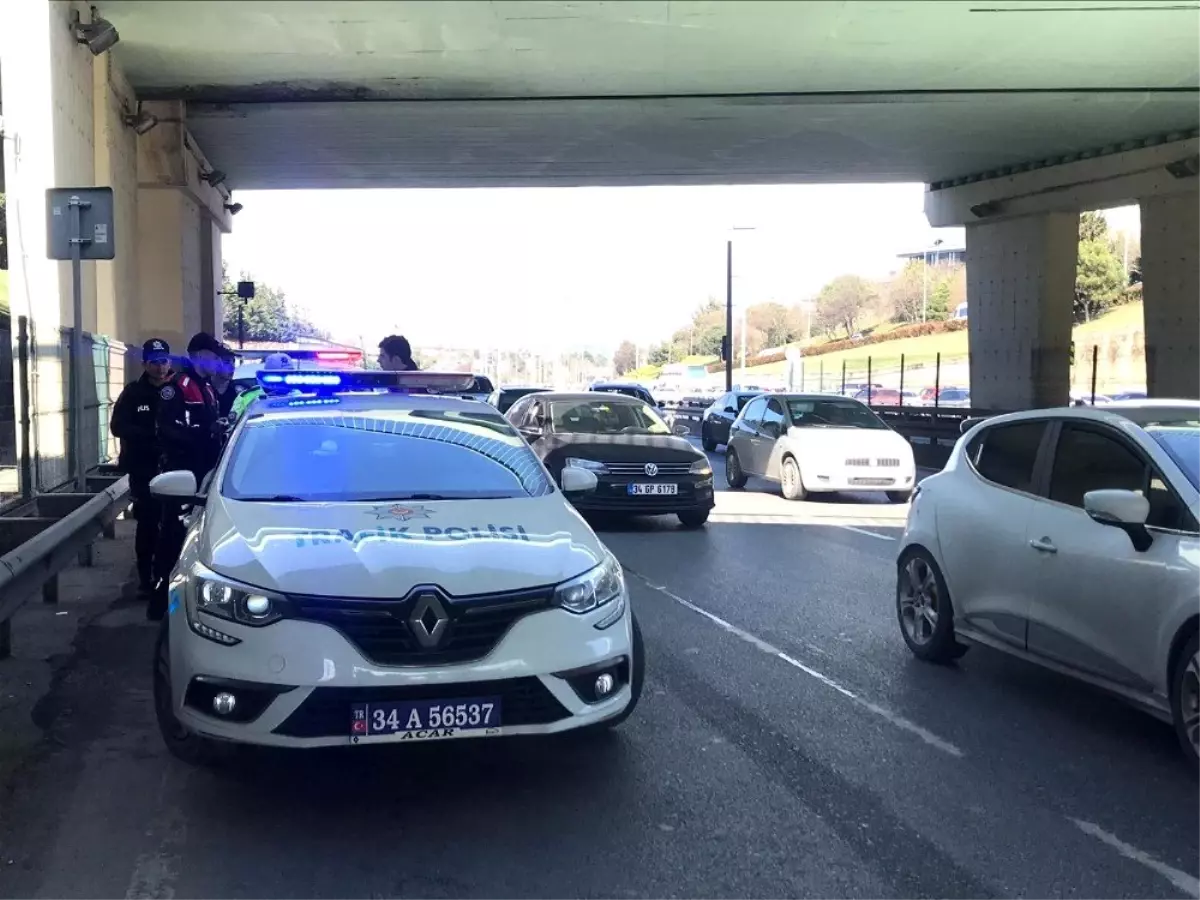 Üst geçitten damlayan su motosikletli polislere kaza yaptırdı: 2 polis yaralı