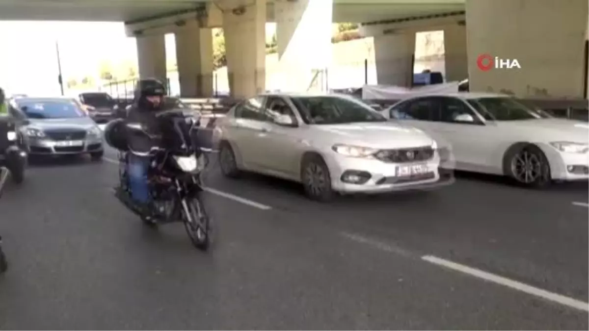 Üstgeçitten damlayan su motosikletli polislere kaza yaptırdı: 2 polis yaralı