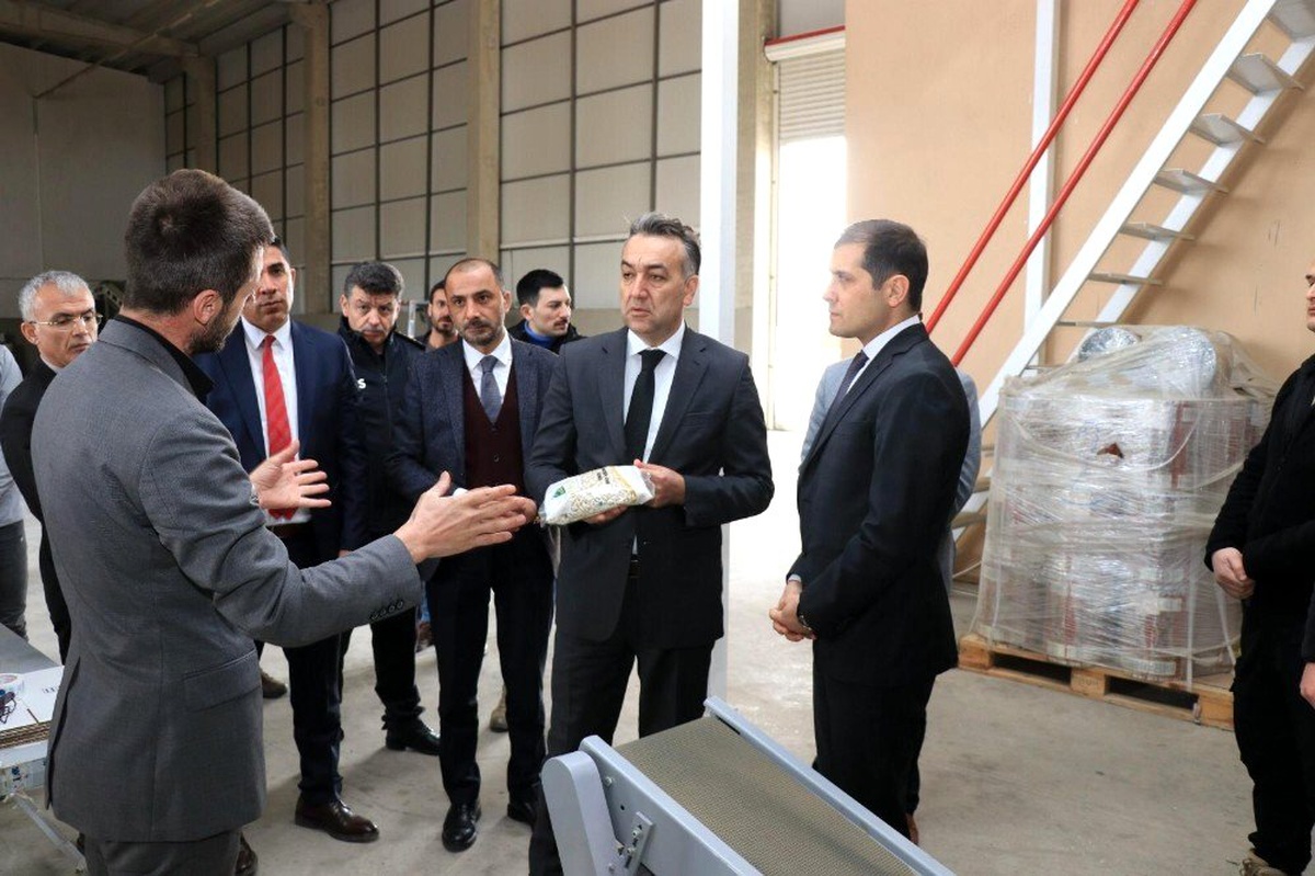 Vali Çağatay, bakliyat firmasını ziyaret etti