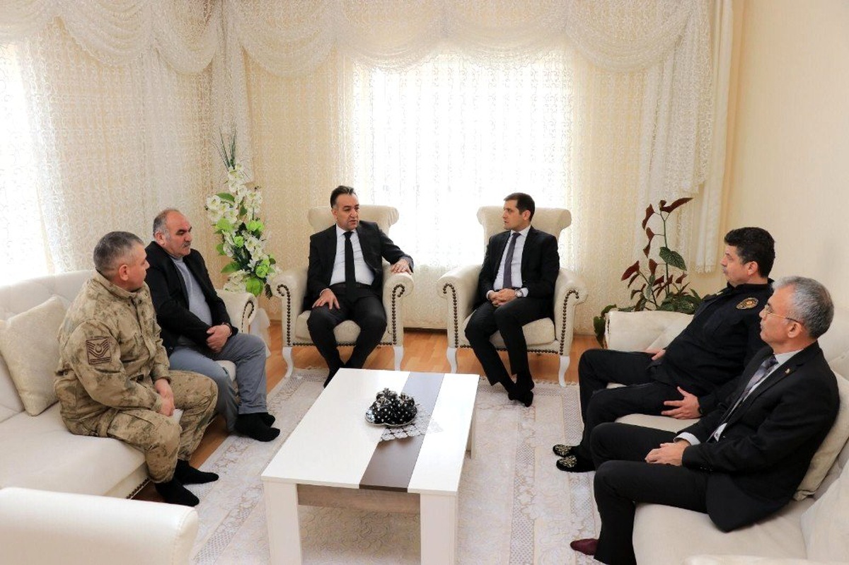 Vali Oktay Çağatay, şehit Uzman Çavuş Eren Öztürk\'ün ailesini ziyaret etti