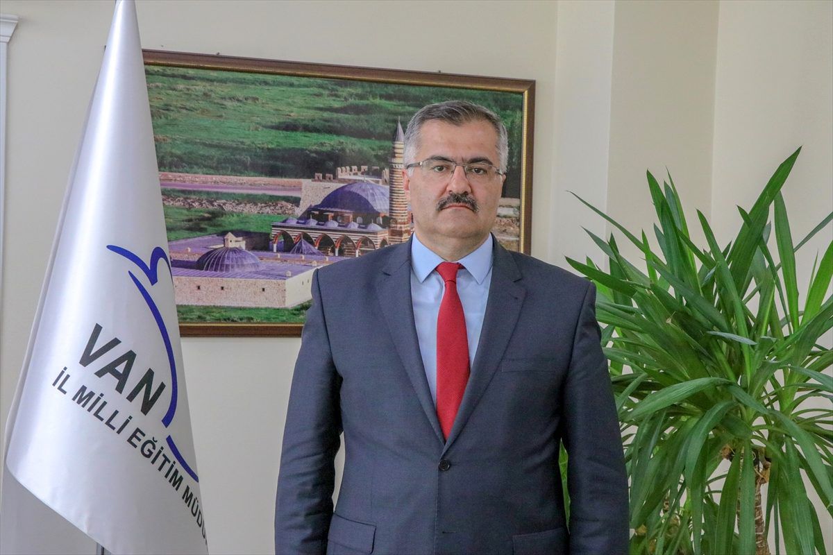 Van\'da 41 meslek erbabı İstiklal Marşı\'nın 41 dizesini seslendirdi