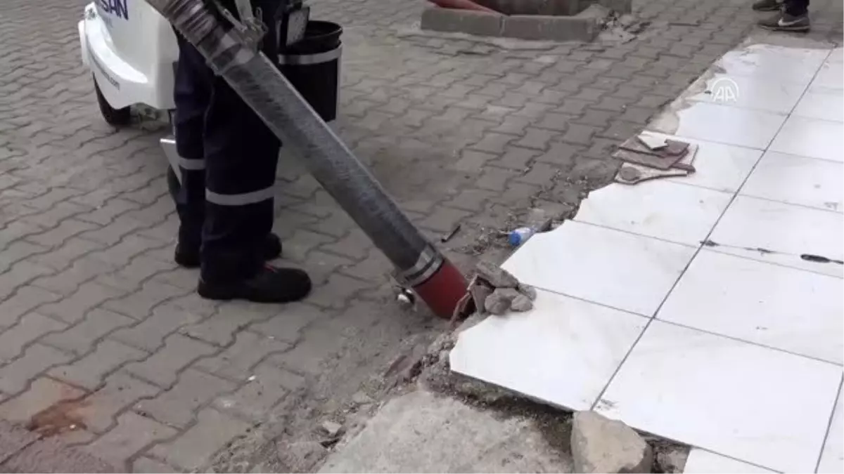 Yahşihan Belediye Başkanı Türkyılmaz, sokakta temizlik yaptı