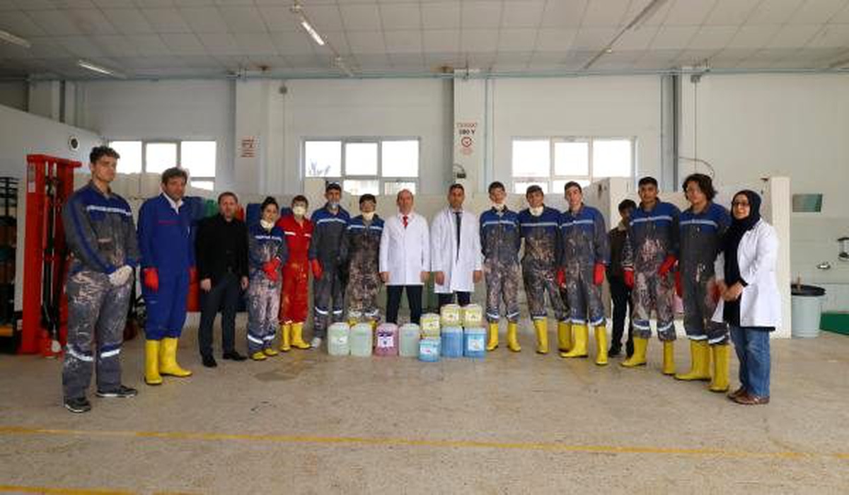 Yalova\'da lise öğrencileri 4 ton dezenfektan üretti, okullarda kullanılacak