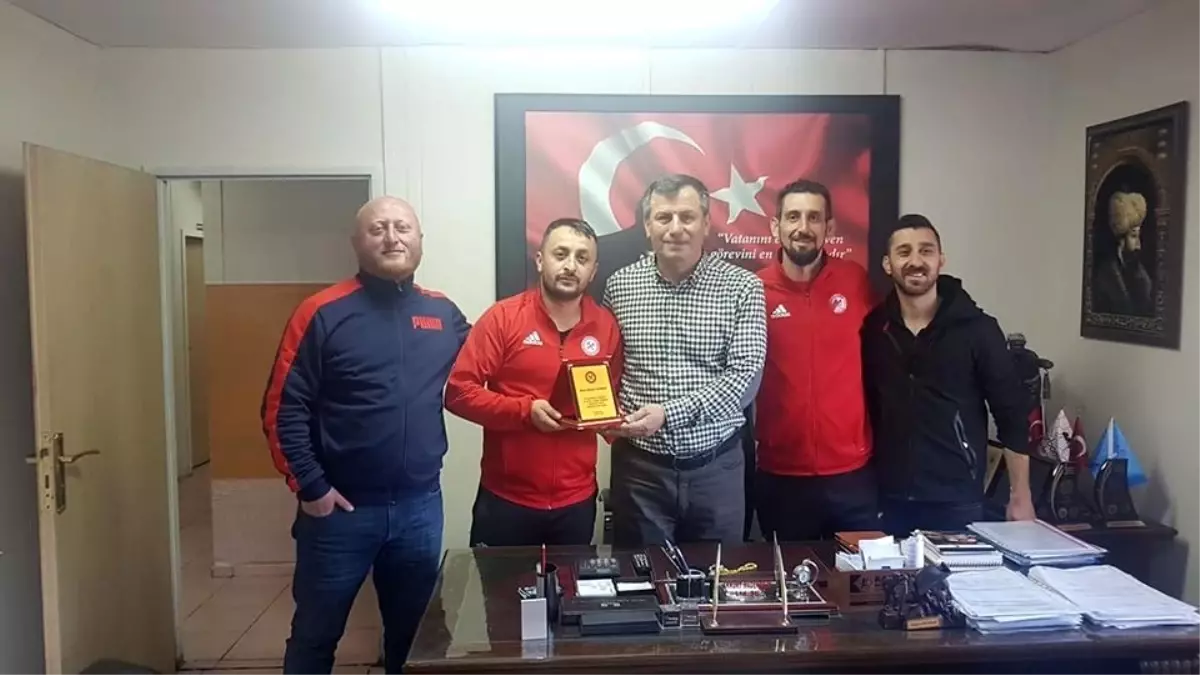 Zonguldak Kömürspor taraftarlarından spor adamına plaket