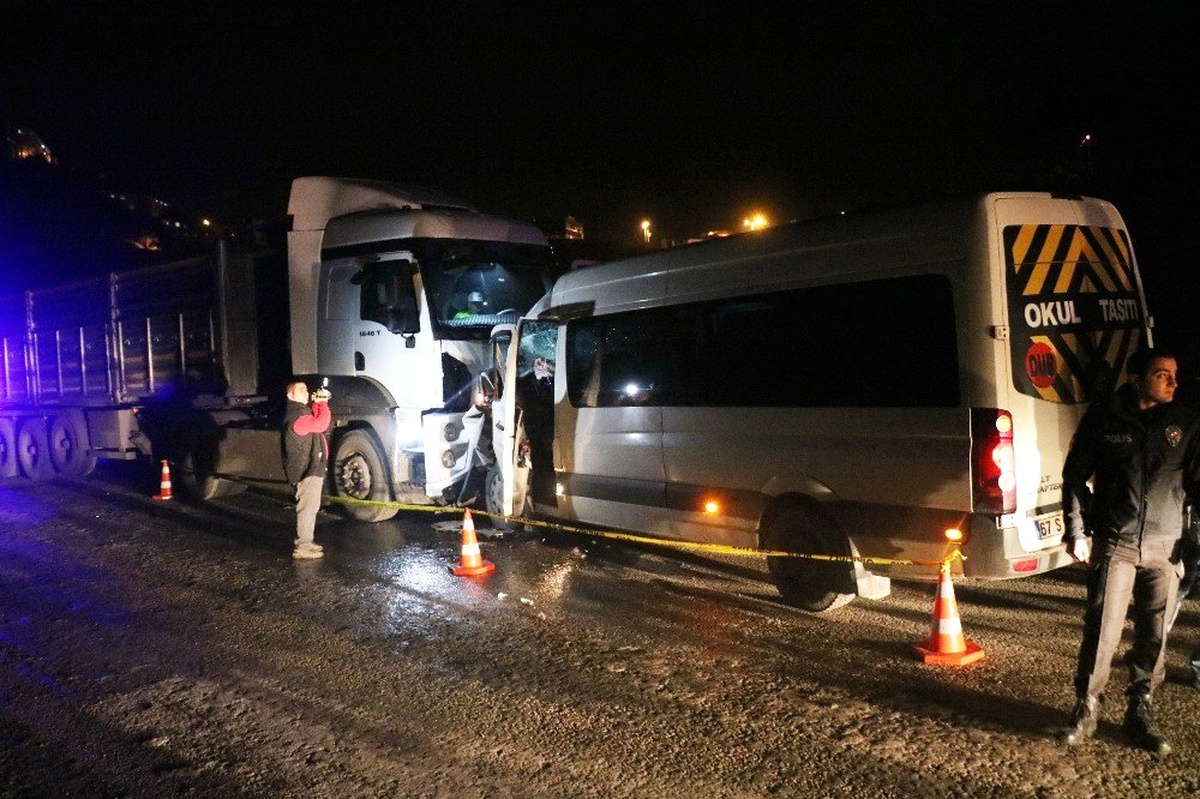 Zonguldak\'ta tır ile okul servisi çarpıştı: 1 ölü