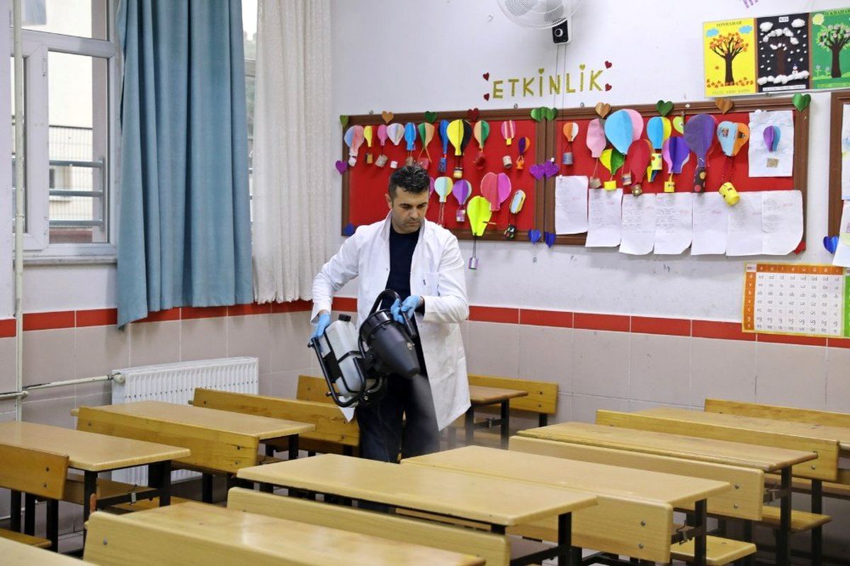 Akhisar\'da okullar virüs tehdidine karşı dezenfekte ediliyor