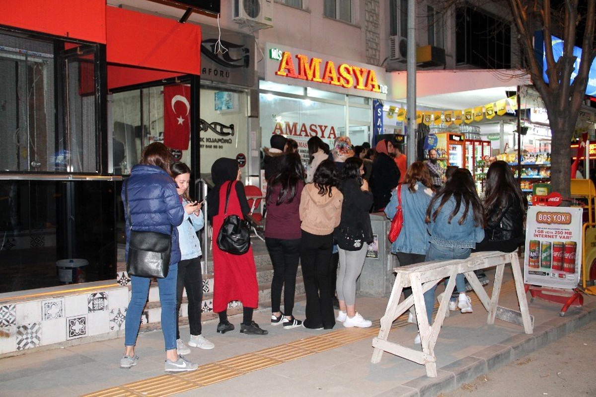 Amasya\'da otobüs yazıhanelerinde bilet kuyruğu