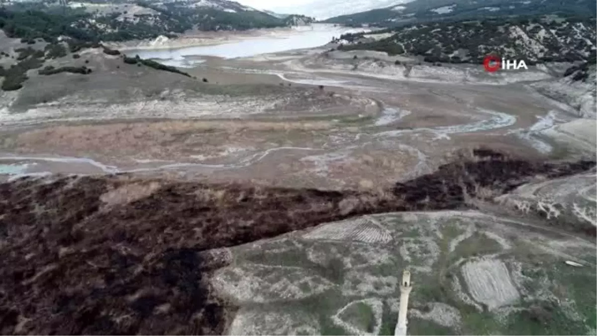 Baraj suları çekilince ortaya çıkan mezarlığa dua etmek için geliyorlar