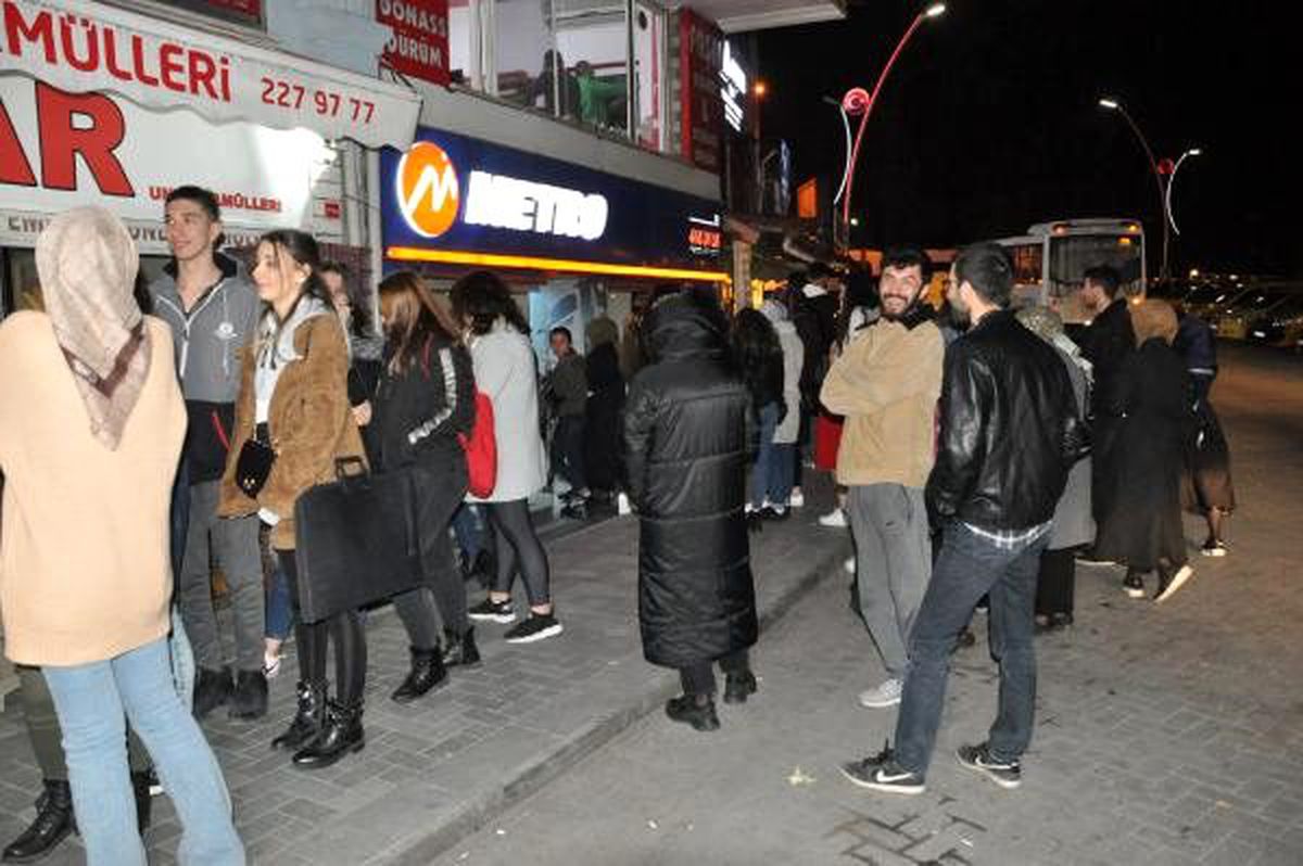 Bartın\'da öğrenciler otobüs firmalarının yazıhanelerine akın etti