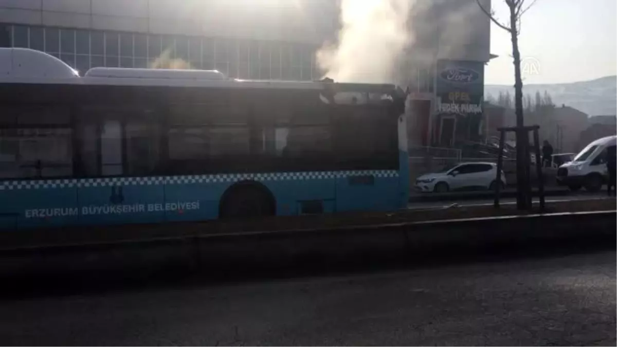 Belediyeye ait yolcu otobüsü yangında hasar gördü