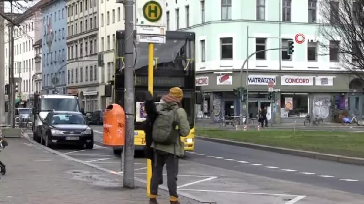 Berlin\'de otobüs şoförlerine korona önlemiŞoför, şeritle koruma altında