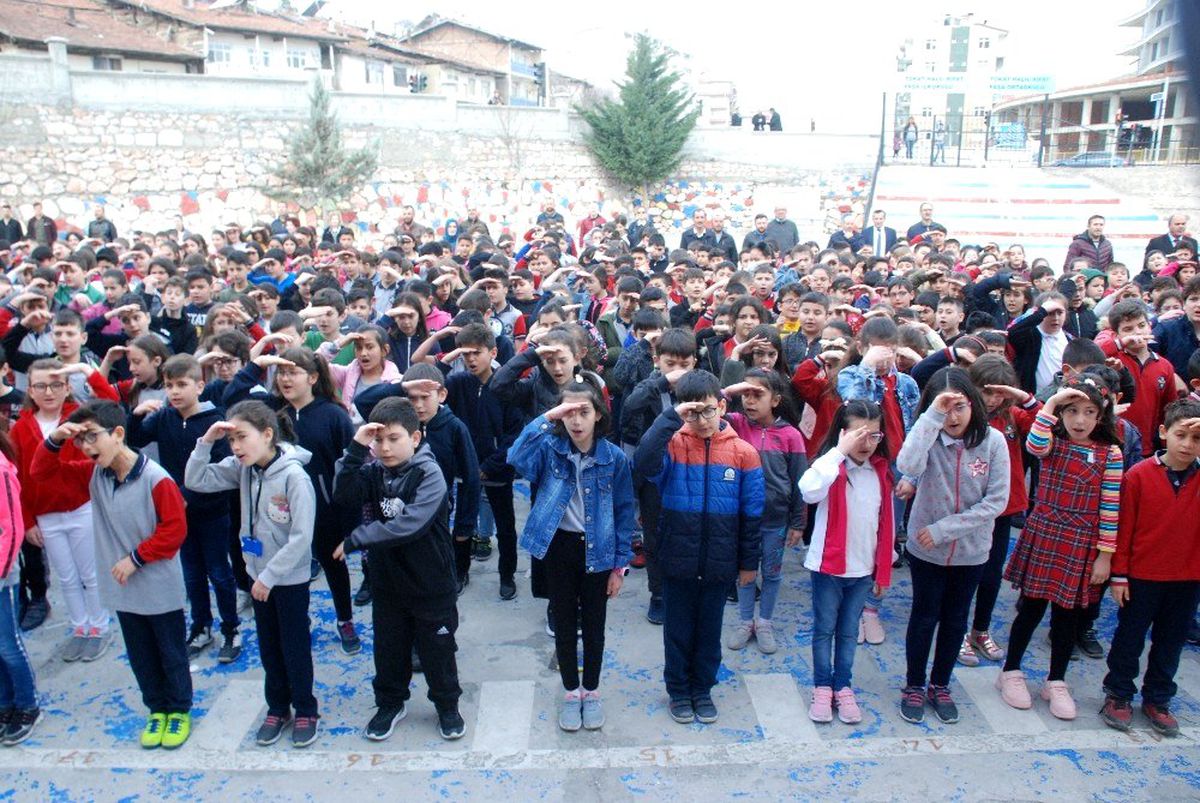 Bin öğrenci aynı anda işaret dili ile İstiklal Marşı\'nı okudu