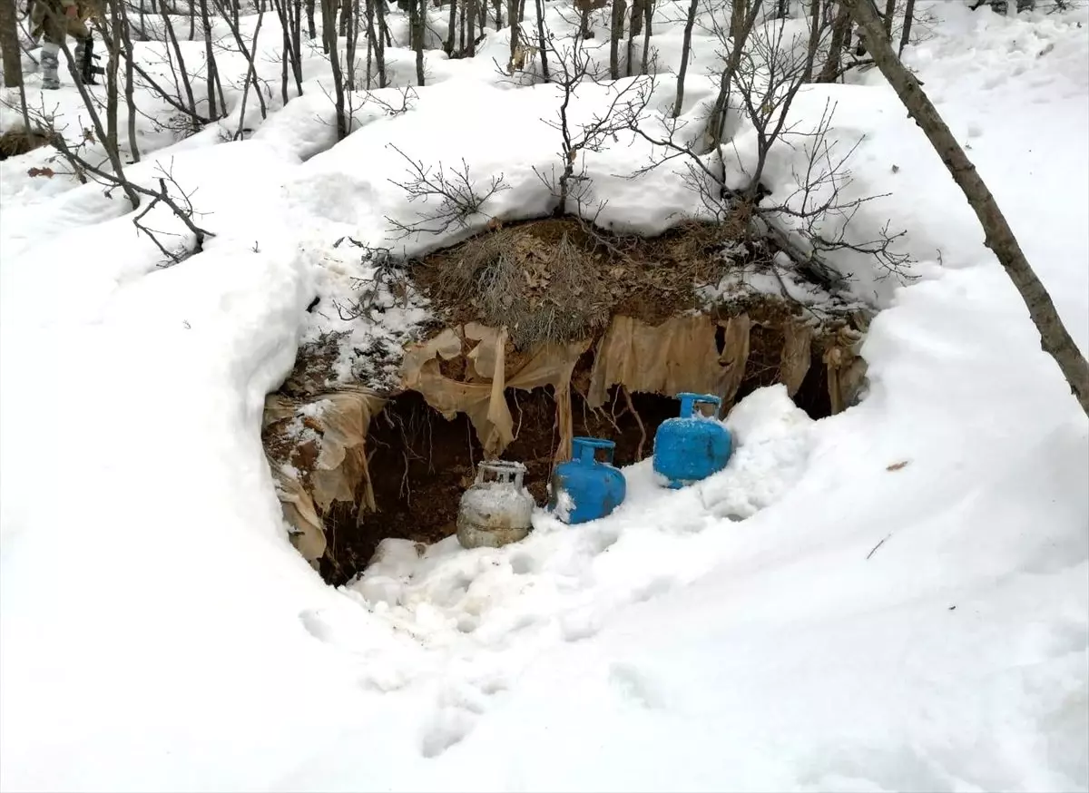 Bitlis\'te PKK\'lı teröristlere ait malzemeler imha edildi