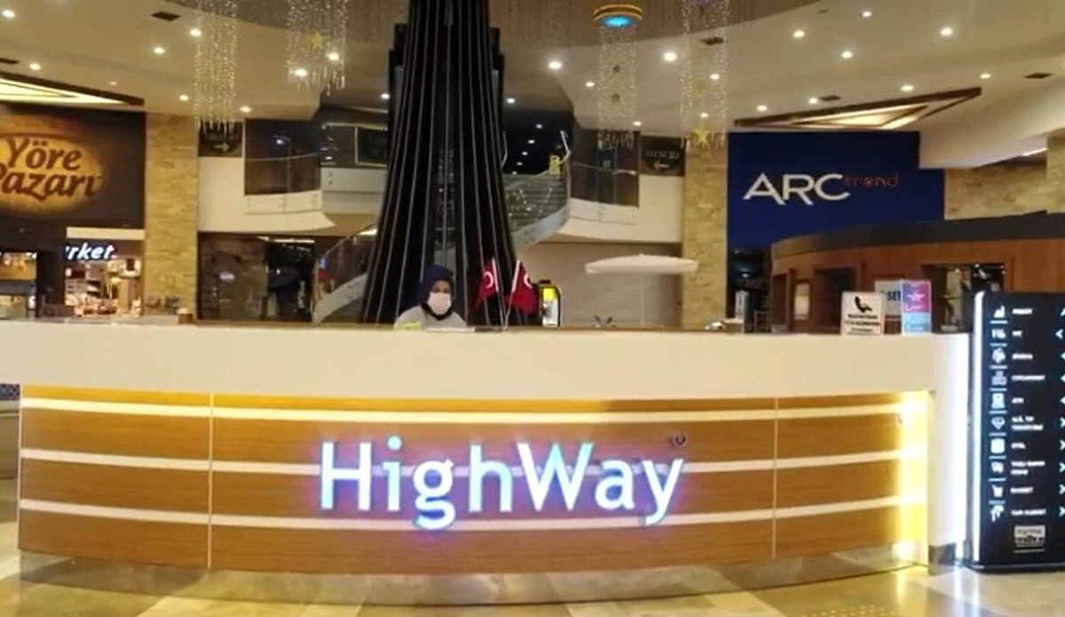 Bolu\'da, Highway AVM koronavirüse karşı ilaçlandı