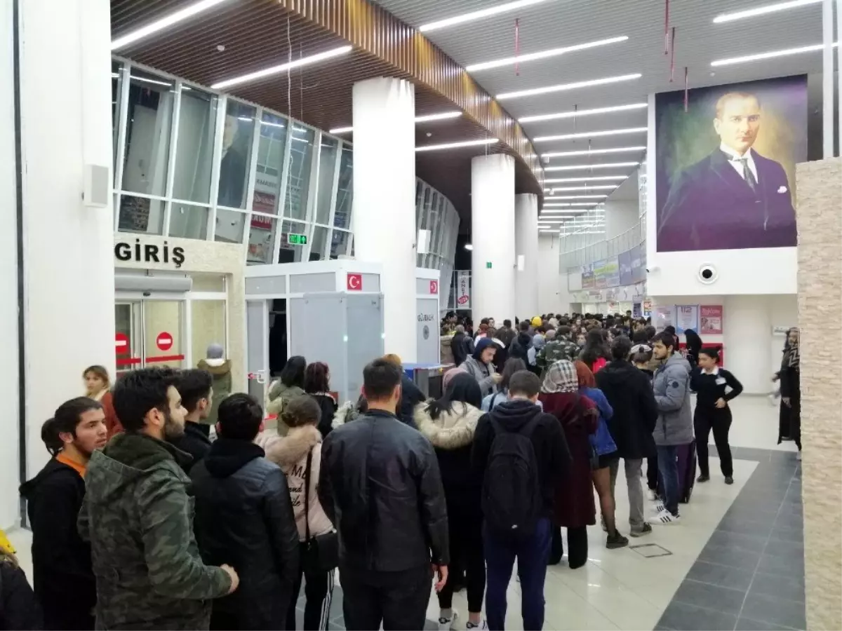 Burdur\'da öğrenciler otogara akın etti